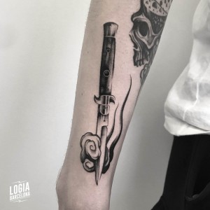 tatuaje_brazo_puñal_logiabarcelona_ivo_ochoteco